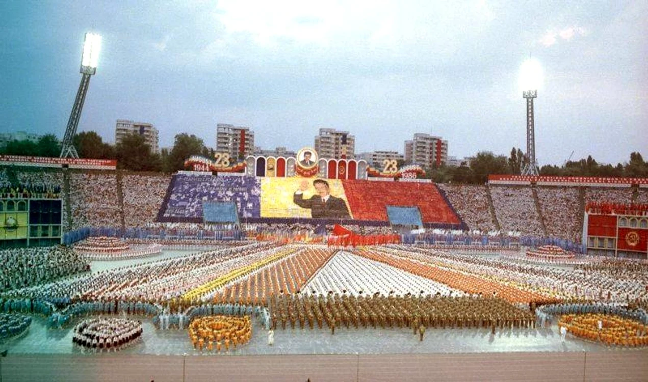 
    La ultimul 23 august al cuplului Ceauşescu, în 1989, au defilat 20.000 de oameniFOTO: captura TVR  