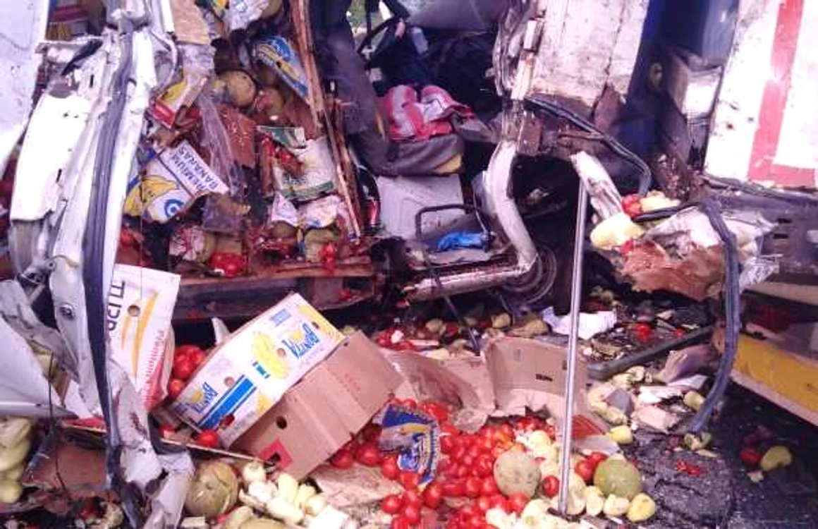 Accident pe DN7 - E81 pe Valea Oltului la Râul Vadului - Vâlcea în urma unei coliziuni între un TIR şi o dubiţă Foto Adevărul