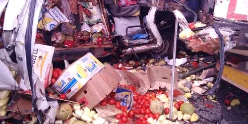 Accident pe DN7 - E81 pe Valea Oltului la Râul Vadului - Vâlcea în urma unei coliziuni între un TIR şi o dubiţă Foto Adevărul