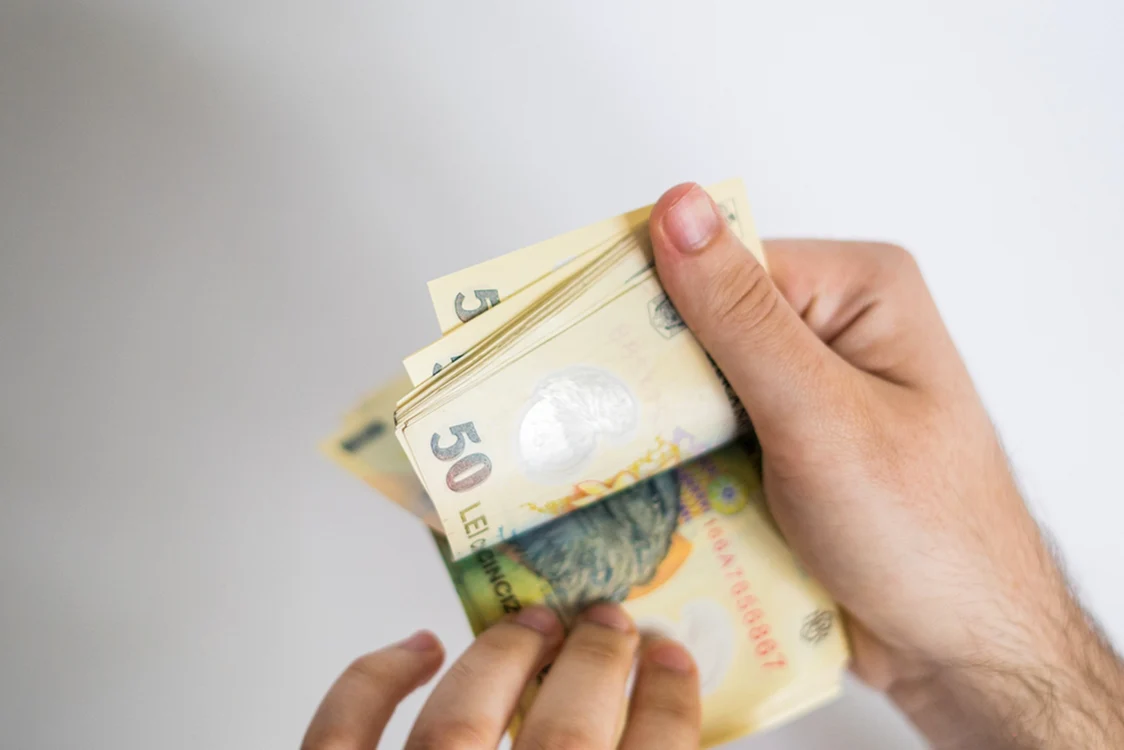 Elevii ar putea rămâne fără bursa socială pe timpul verii.