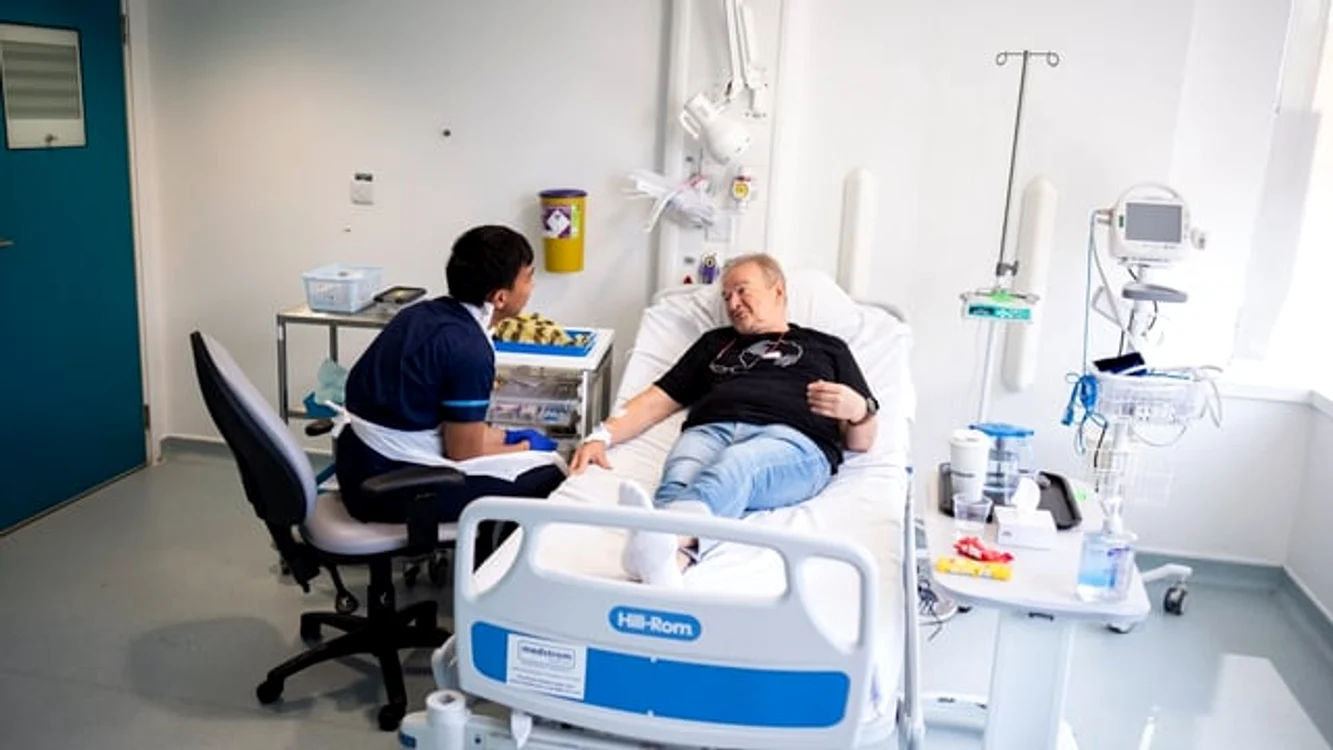 Omul de știință Janusz Racz, 67 de ani, primul care a primit doza de vaccin FOTO: X/ Tushar Sayankar