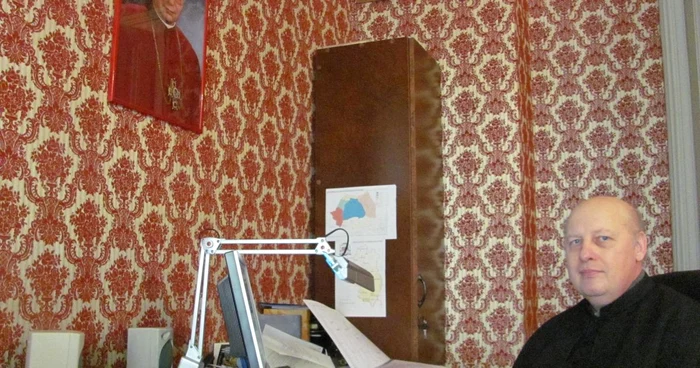 Johann Dirschl, la biroul său de la Episcopia Romano Cartolică din Timişoara