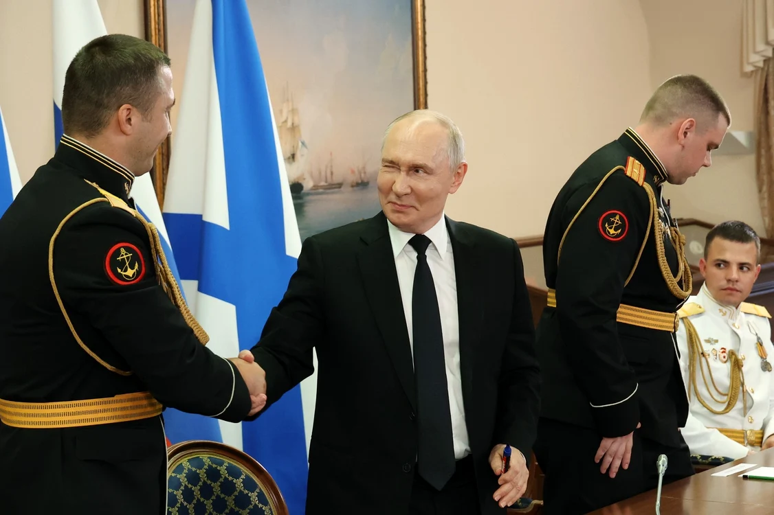 Vladimir Putin, după o ceremonie de înmânare a decorațiilor de stat de Ziua Marinei Ruse FOTO Profimedia