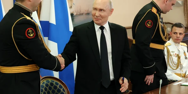 Vladimir Putin, după o ceremonie de înmânare a decorațiilor de stat de Ziua Marinei Ruse FOTO Profimedia