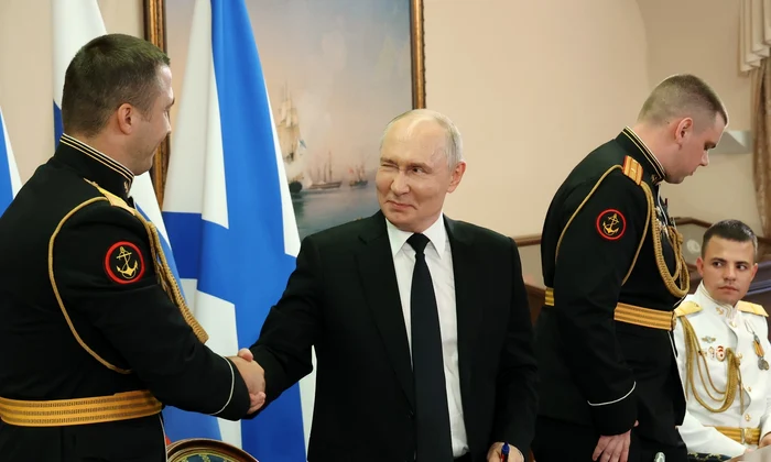 Vladimir Putin, după o ceremonie de înmânare a decorațiilor de stat de Ziua Marinei Ruse FOTO Profimedia