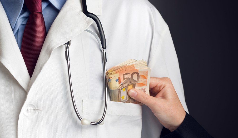 Medici din Băile Felix, soț și soție, condamnați după ce au recunoscut că au luat mită de la pacienți