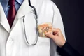 Mita doctor medic euro bancnote FOTO Shutterstock jpg