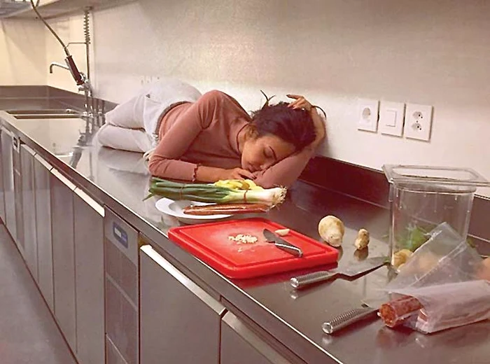 După ce a  gătit, olteanca  s-a tolănit pe  blatul de bucătărie