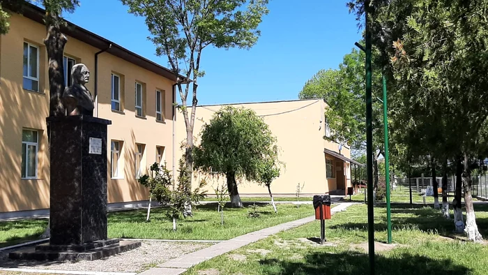 Un bust al prințului Stirbey este amplasat în fața liceului SURSA Liceul Tehnologic Iancu Jianu