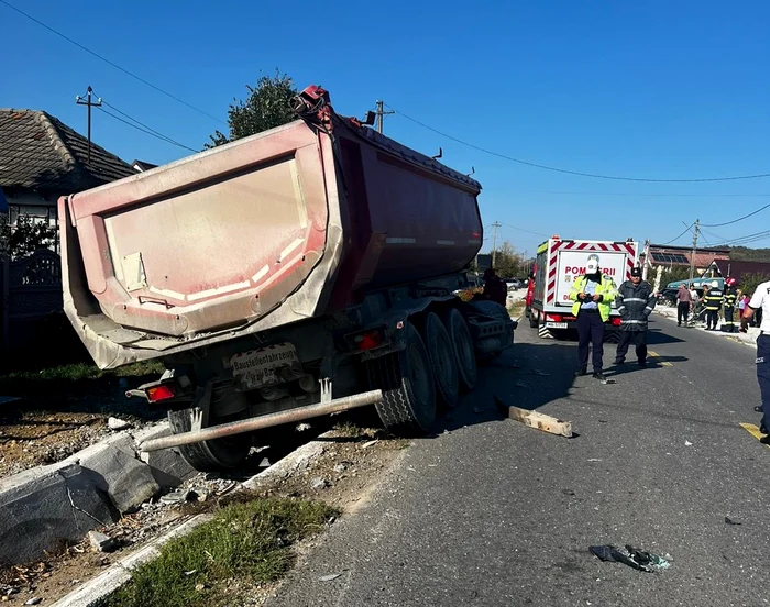 O autobasculantă și un autoturism s-au lovit FOTO: martor