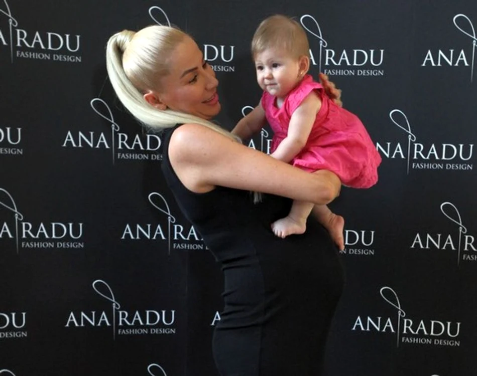 
    Ana Radu, în prima poză pe internet alături de bebeluşa ei foto: arhiva personală  