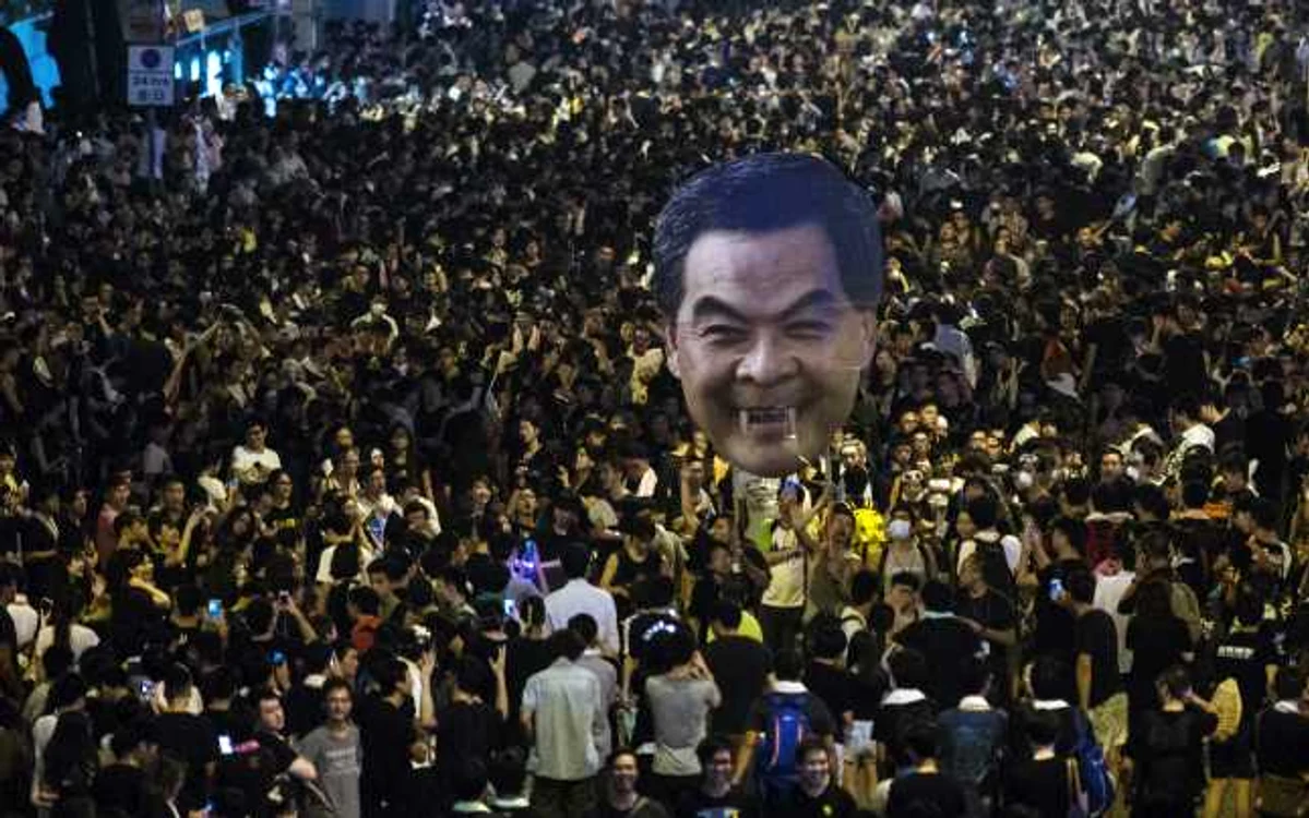 Demonstrantii tin o reprezentare a lui Leung Chun-ying