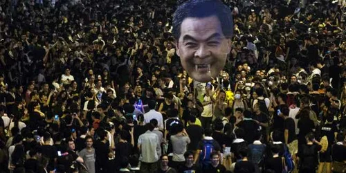 Demonstrantii tin o reprezentare a lui Leung Chun-ying