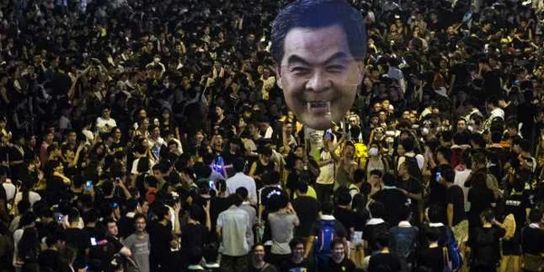 Demonstrantii tin o reprezentare a lui Leung Chun-ying
