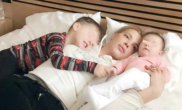 Alina s-a fotografiat, vizibil afectată, alături de cei doi copii