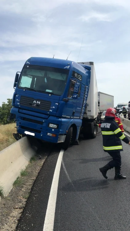 Autotrenul a intrat în separatorul de sens FOTO: amator