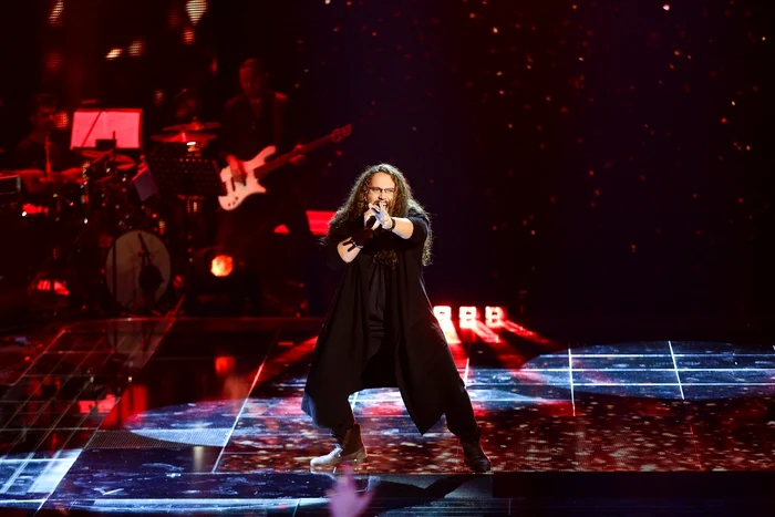 Laurenţiu Mihaiu din echipa Tudor a reuşit să impresioneze publicul cu prestaţia sa din prima ediţie live „Vocea României“ FOTO PROTV