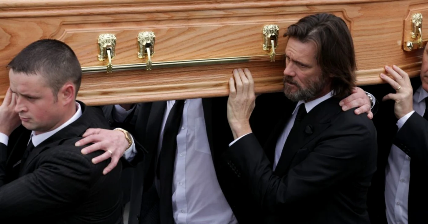 Jim Carrey duce cosciugul fostei iubite. FOTO GULIVER/GETTYIMAGES