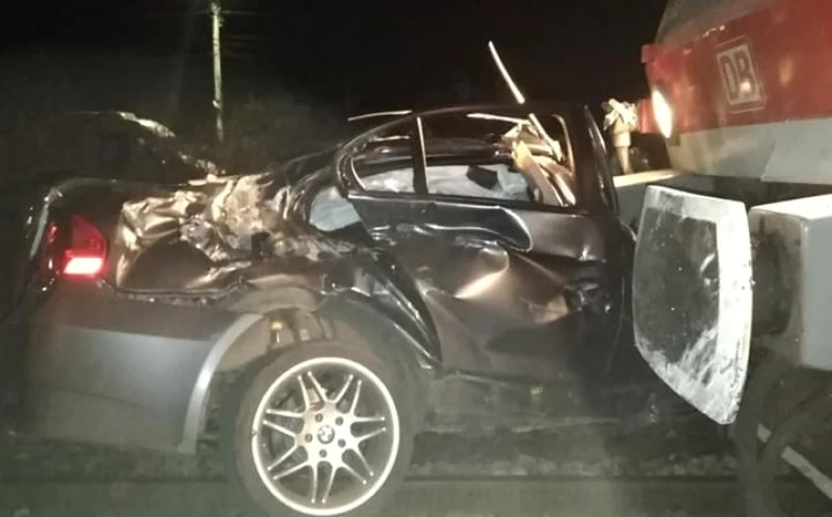 Maşina a fost distrusă în totalitate în urma impactului. FOTO: Info Trafic Jud. Cluj / Dan Moldovan