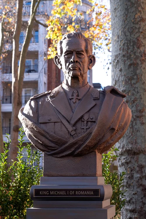 bust regele Mihai 3 jpg jpeg