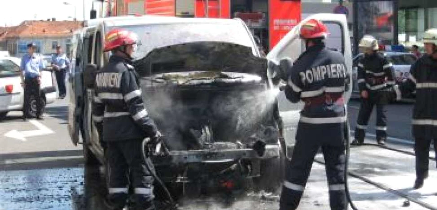 Braşov: Captivi în maşina în flăcări (GALERIE FOTO)