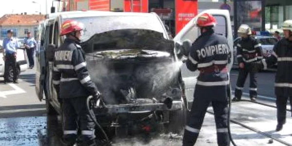Braşov: Captivi în maşina în flăcări (GALERIE FOTO)