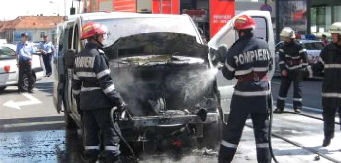 Braşov: Captivi în maşina în flăcări (GALERIE FOTO)