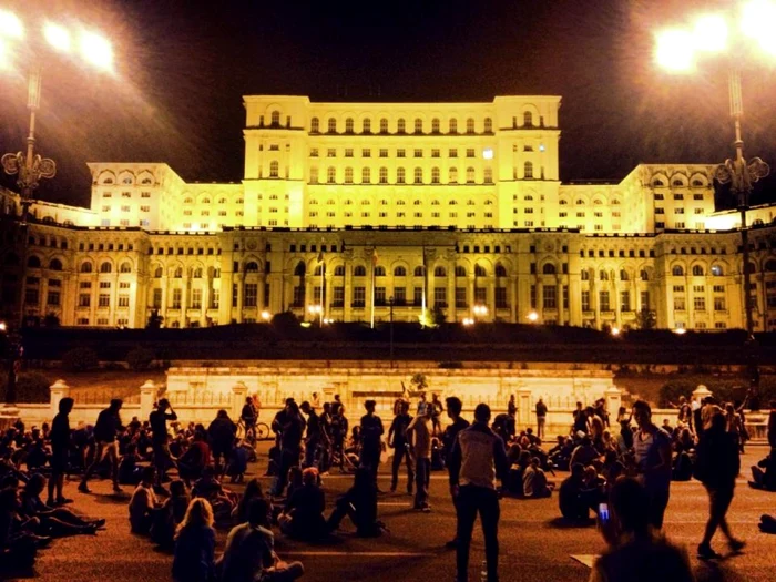 A cincea zi de proteste împotriva exploatării miniere de la Roşia Montană din Bucureşti. Protestatarii au intrat în Centrul Vechi, o parte a ajuns în Piaţa Constituţiei  FOTO Vlad Ursulean