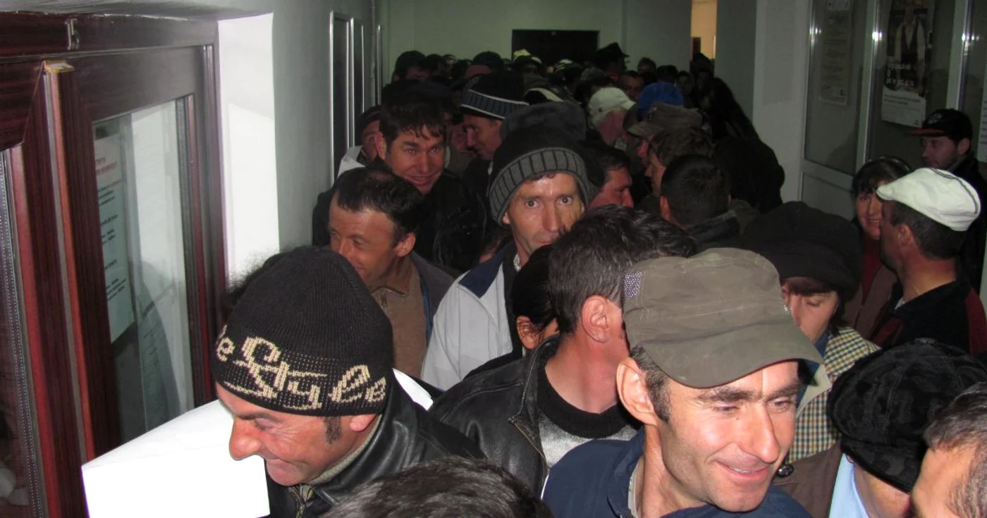 Oamenii se înghesui pentru a-şi întocmi dosarele de ajutor social FOTO:adevarul