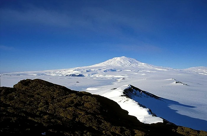 Mont Erebus este unul dintre cei doi vulcani activi din Antartica / foto: wikipedia