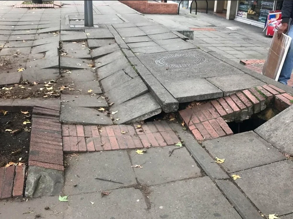 În urma cutremurului, pavajul s-a surpat în unele locuri. FOTO: X / @DiegoC_Mendez