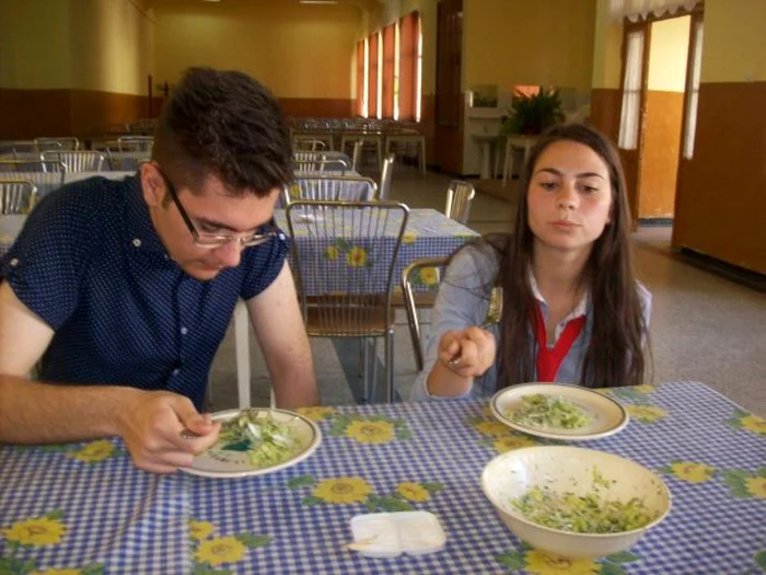 Elevii Liceului Pedagogic Ştefan Velovan consumă mâncare sănătoasă la cantina instituţiei