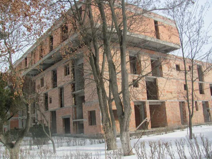 Lucrări abandonate în ștrandul miliardarului Vasile Țânțaș