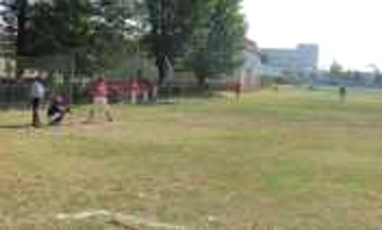 Copiii se antrenează pe terenul de zgură de la stadionul municipal