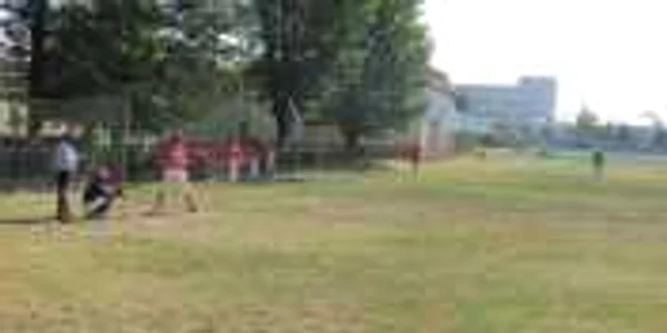 Copiii se antrenează pe terenul de zgură de la stadionul municipal