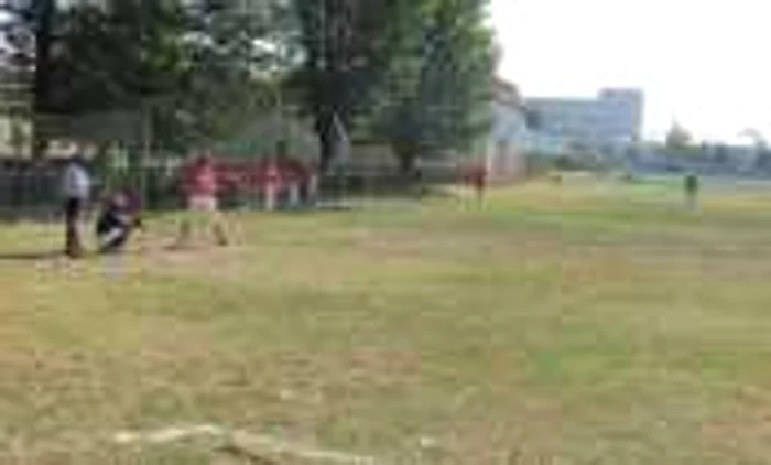 Copiii se antrenează pe terenul de zgură de la stadionul municipal