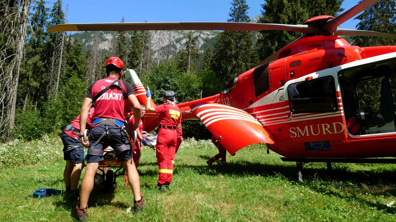 Salvamontiştii colaborează cu echipajele de pe elicopterele SMURD FOTO Facebook