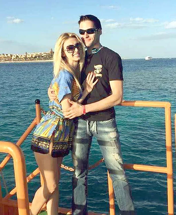 După un an de relaţie, cântăreaţa s-a despărţit de Michael