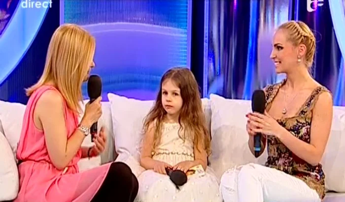 Maria merge deocamdată la grădiniţă în România. (captură Acces direct)