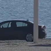 un tanar a mers cu masina pe plaja in cap aurora jpeg