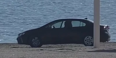 un tanar a mers cu masina pe plaja in cap aurora jpeg