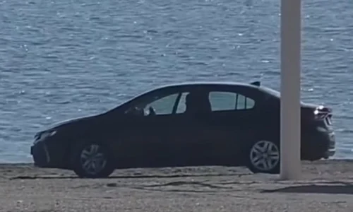 un tanar a mers cu masina pe plaja in cap aurora jpeg