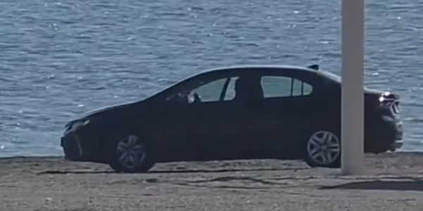 un tanar a mers cu masina pe plaja in cap aurora jpeg
