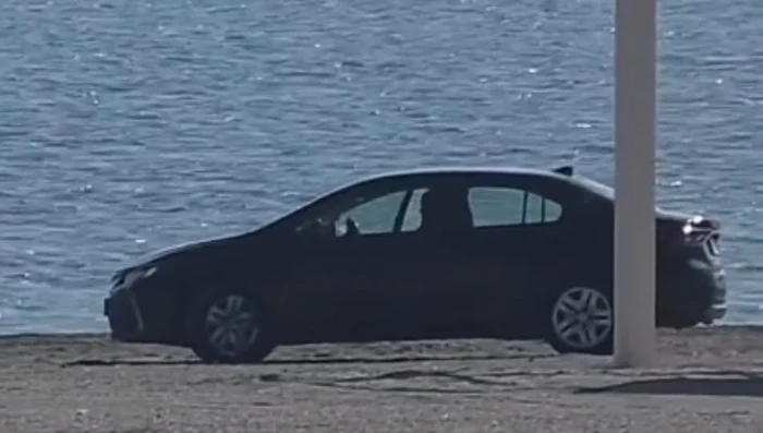 un tanar a mers cu masina pe plaja in cap aurora jpeg