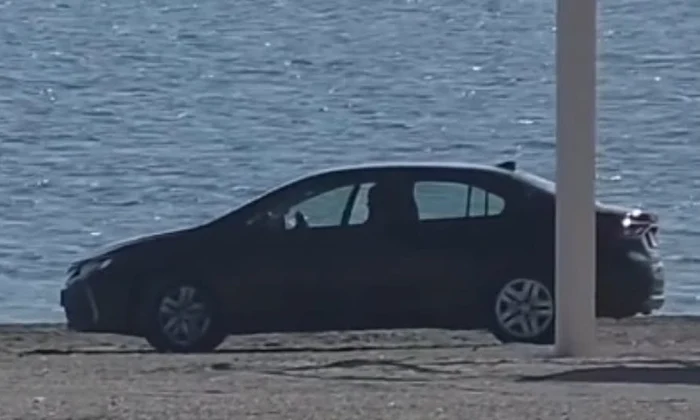 un tanar a mers cu masina pe plaja in cap aurora jpeg