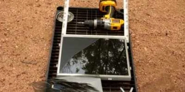 Decojeşte filmul polarizat de pe suprafaţa display-ului LCD