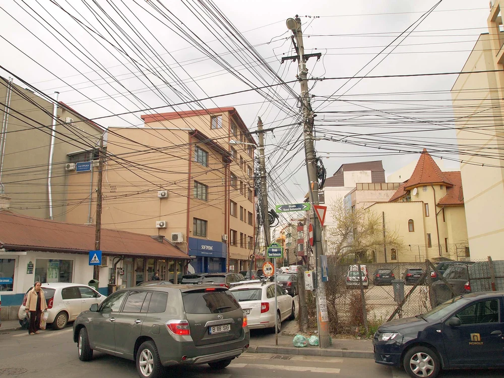 
    Role de cabluri, tuburi cu  tot felul de componente şi o mulţime de fire, acoperă în întregime stâlpii  