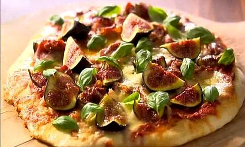 Pizza cu smochine prosciutto si mozzarella jpeg