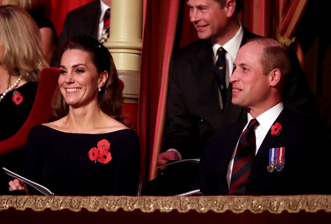 Kate Middleton și prințul William, zâmbitori în loja regală