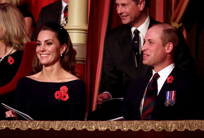Kate Middleton și prințul William, zâmbitori în loja regală